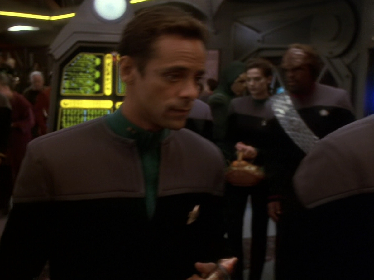 extant_StarTrek_DS9_6x12-Who_MournsForMorn_00338.jpg