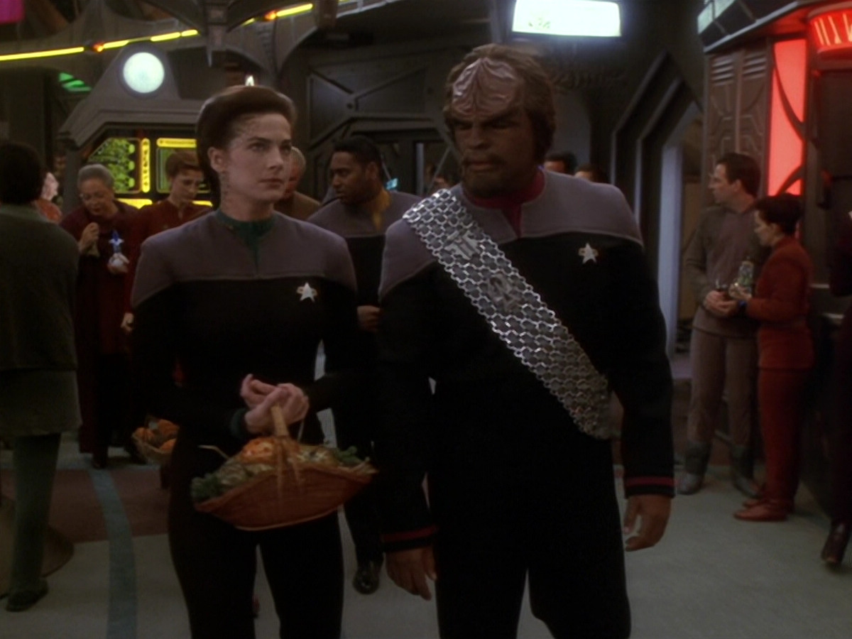 extant_StarTrek_DS9_6x12-Who_MournsForMorn_00352.jpg
