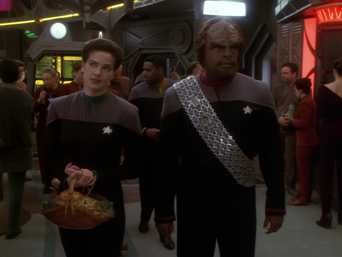 extant_StarTrek_DS9_6x12-Who_MournsForMorn_00353.jpg