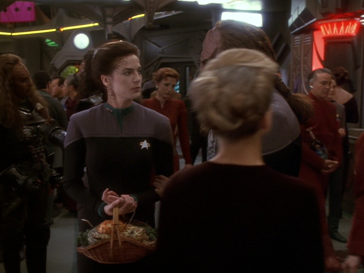 extant_StarTrek_DS9_6x12-Who_MournsForMorn_00359.jpg