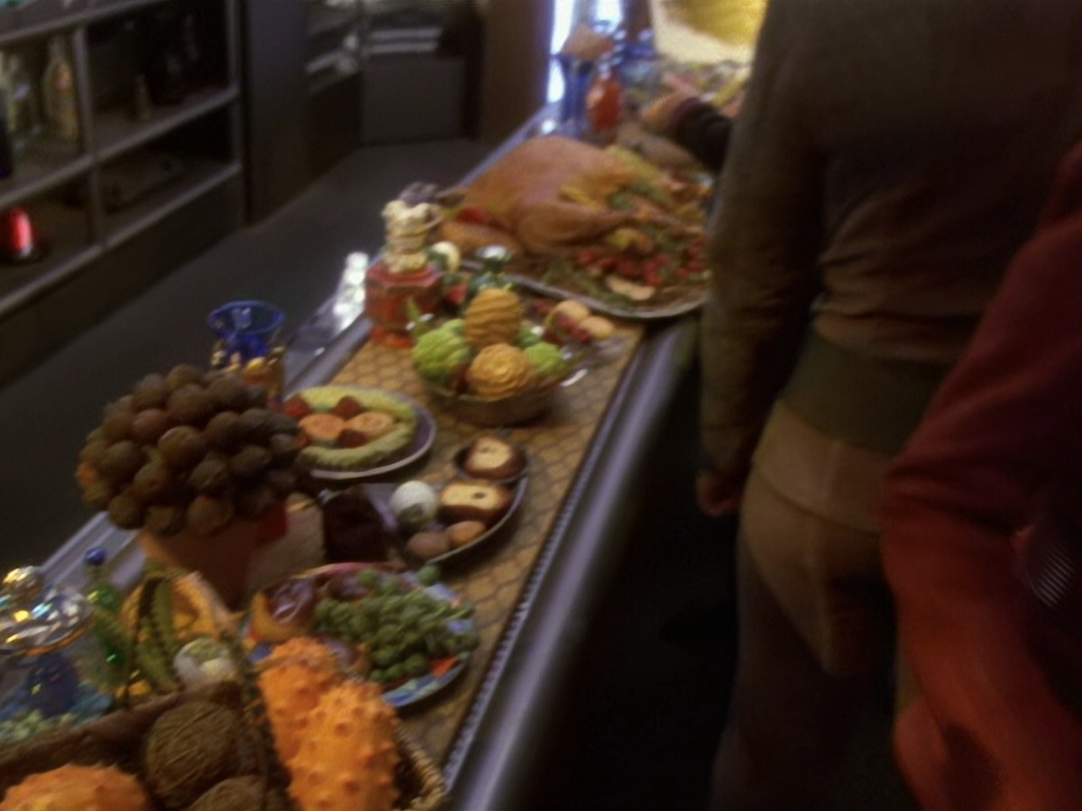 extant_StarTrek_DS9_6x12-Who_MournsForMorn_00382.jpg