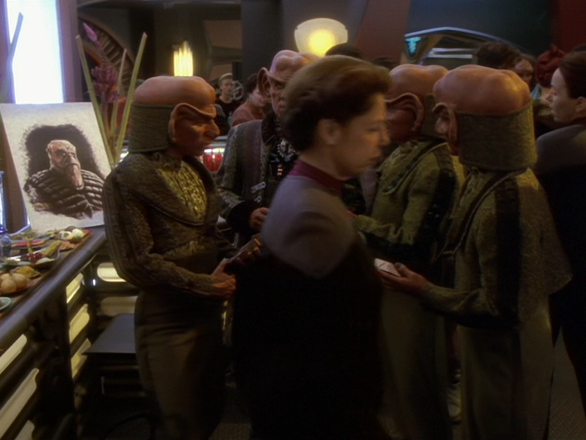 extant_StarTrek_DS9_6x12-Who_MournsForMorn_00388.jpg