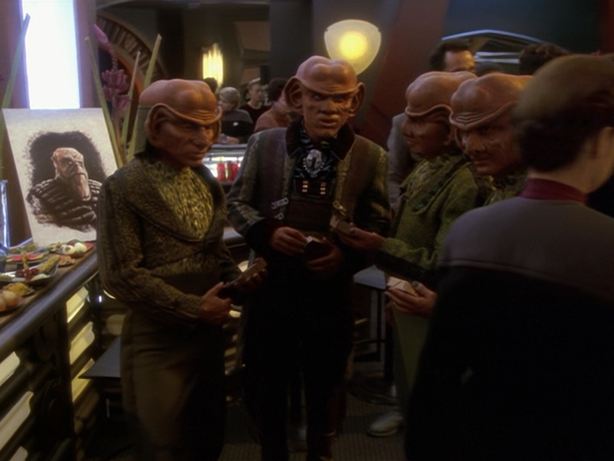 extant_StarTrek_DS9_6x12-Who_MournsForMorn_00389.jpg