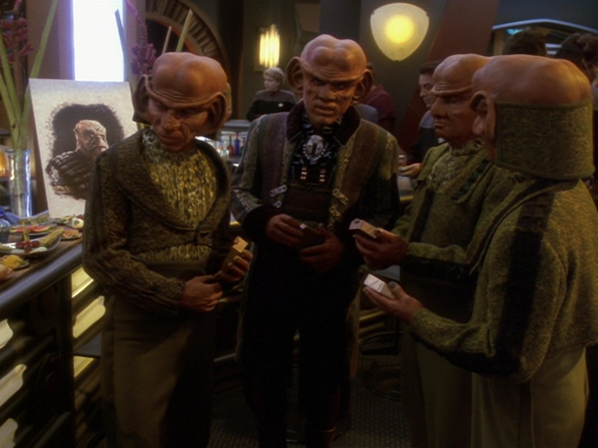 extant_StarTrek_DS9_6x12-Who_MournsForMorn_00400.jpg