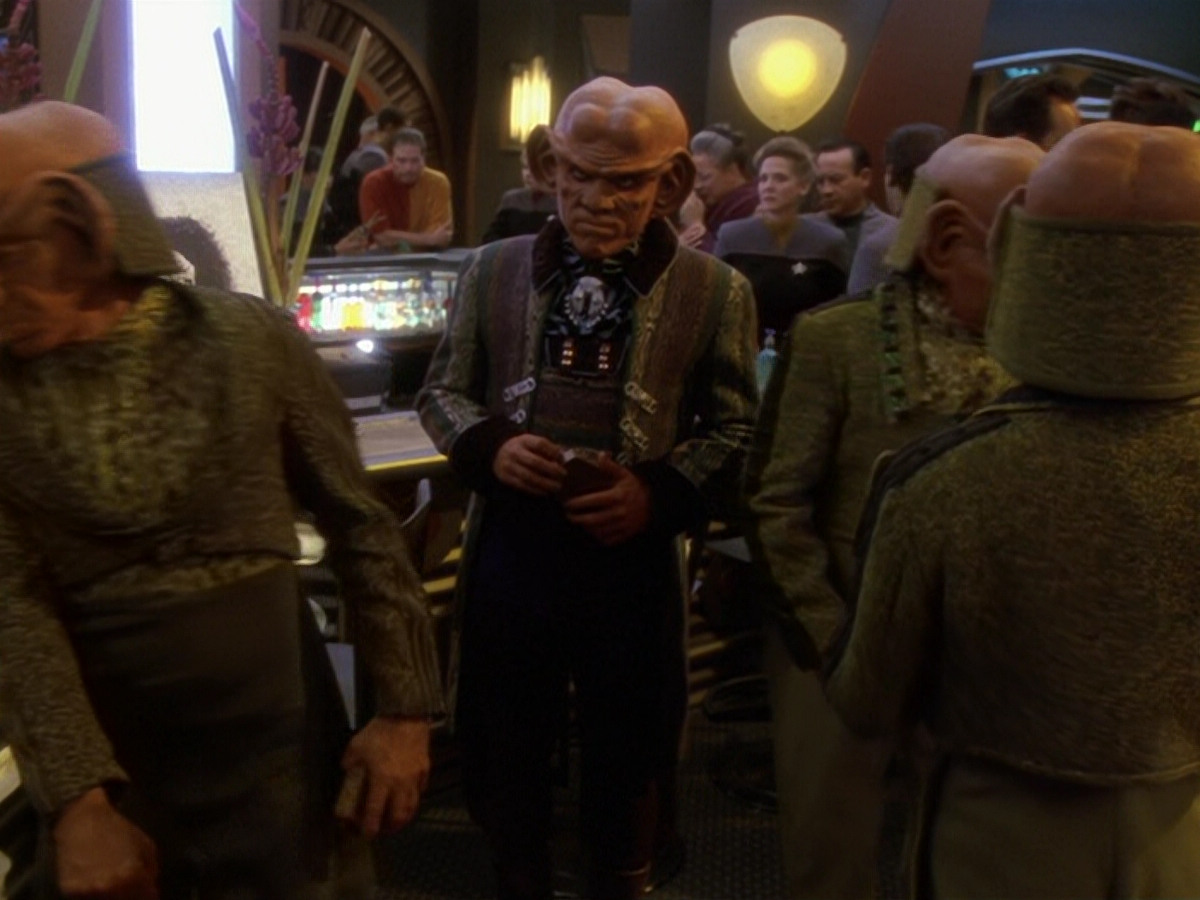 extant_StarTrek_DS9_6x12-Who_MournsForMorn_00407.jpg