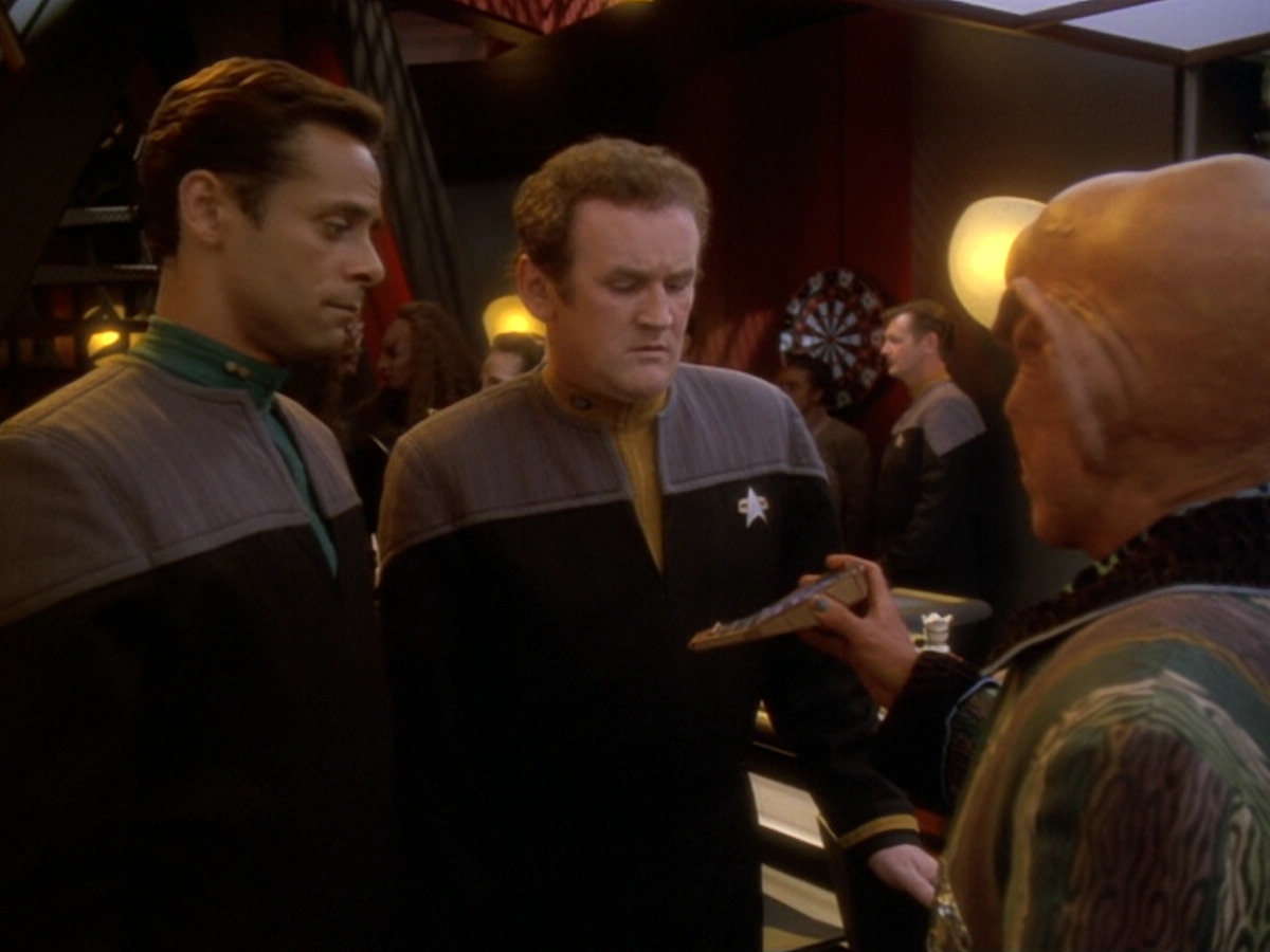 extant_StarTrek_DS9_6x12-Who_MournsForMorn_00445.jpg