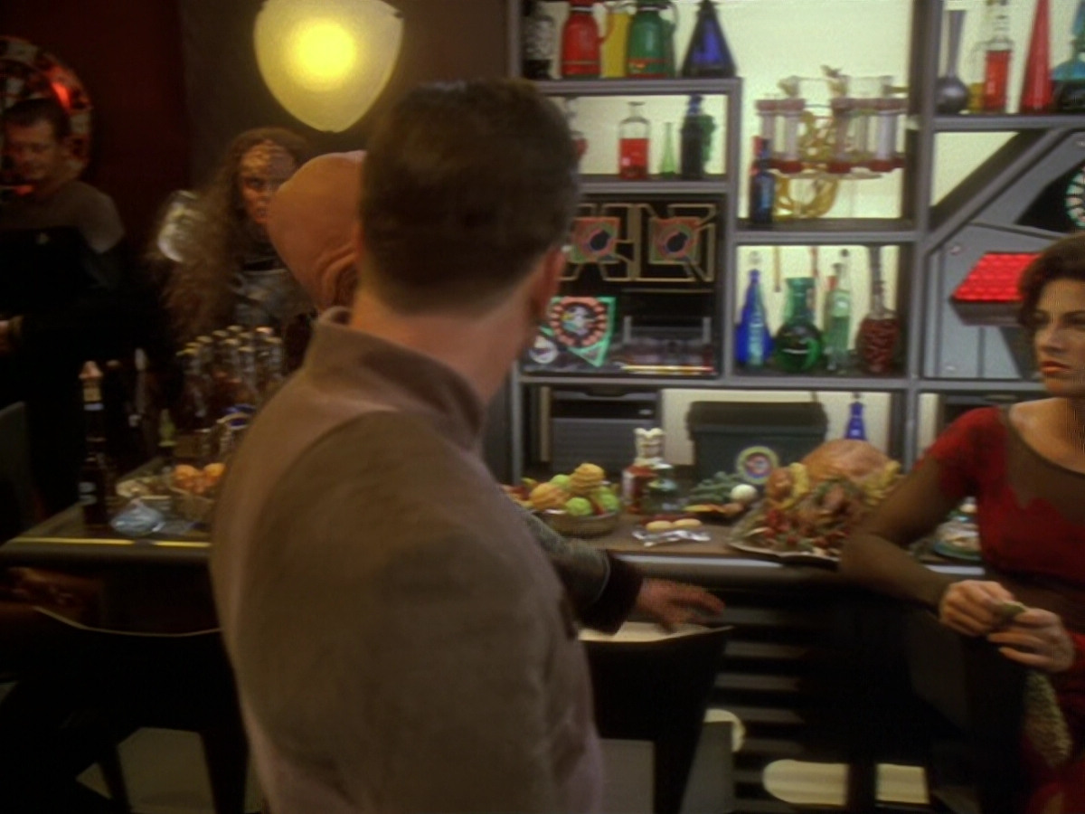 extant_StarTrek_DS9_6x12-Who_MournsForMorn_00559.jpg