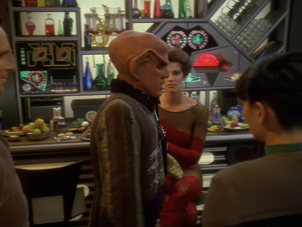 extant_StarTrek_DS9_6x12-Who_MournsForMorn_00574.jpg