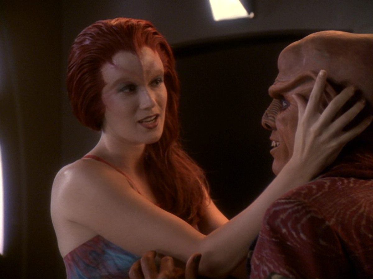 extant_StarTrek_DS9_6x12-Who_MournsForMorn_01196.jpg
