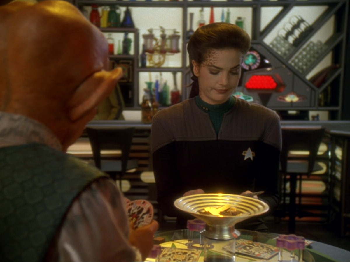 extant_StarTrek_DS9_6x12-Who_MournsForMorn_01343.jpg