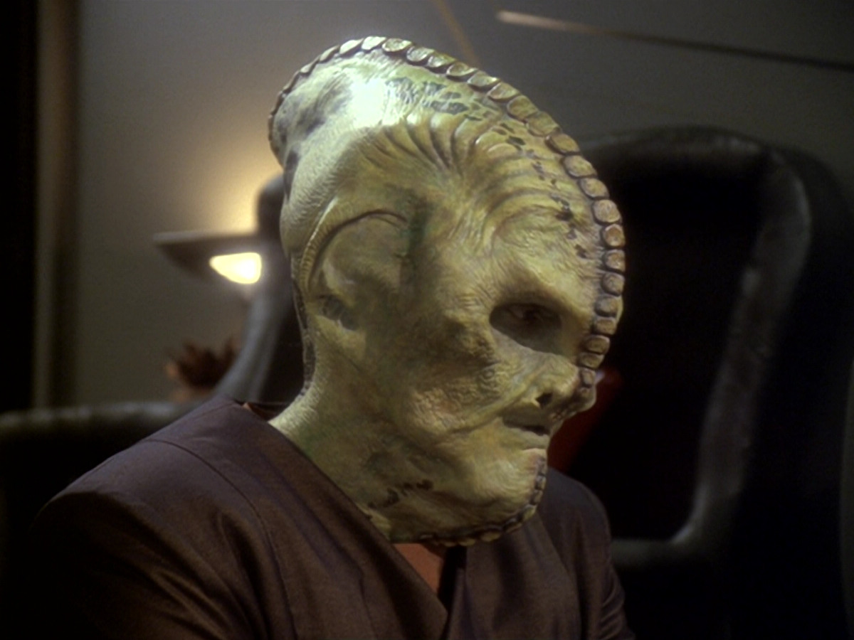 extant_StarTrek_DS9_6x12-Who_MournsForMorn_01620.jpg