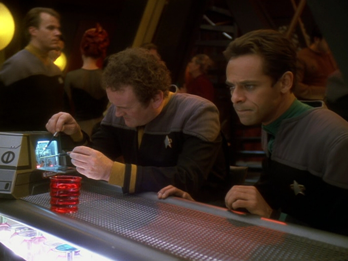 extant_StarTrek_DS9_6x12-Who_MournsForMorn_02478.jpg