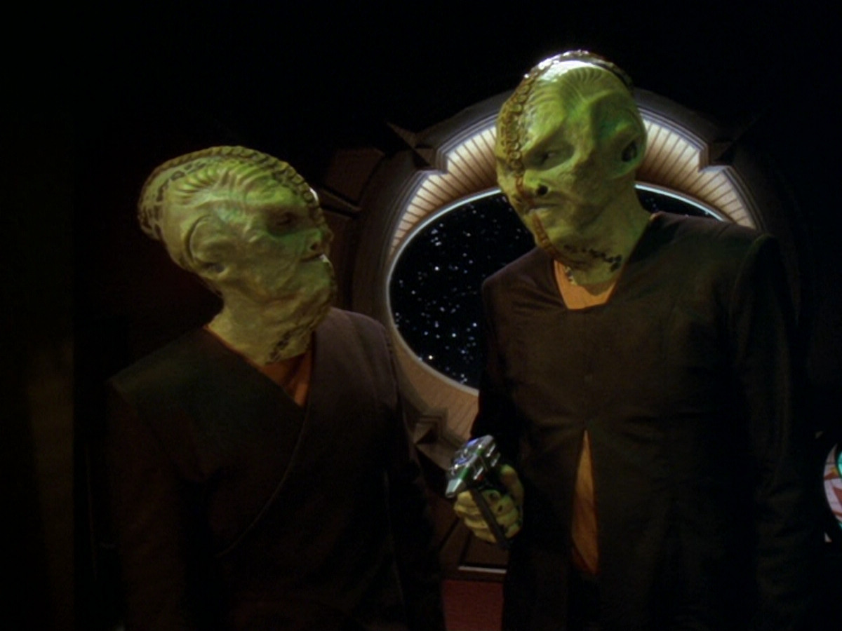 extant_StarTrek_DS9_6x12-Who_MournsForMorn_02757.jpg