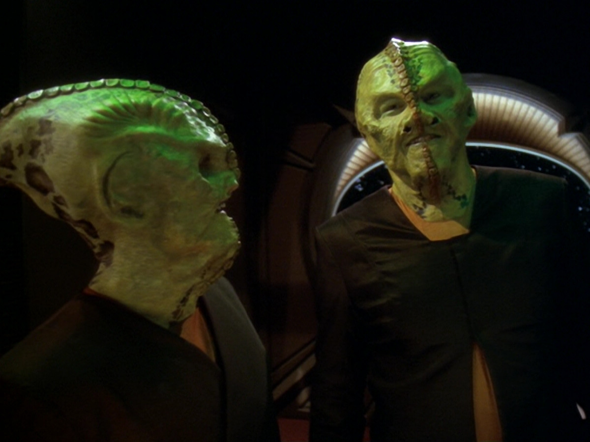 extant_StarTrek_DS9_6x12-Who_MournsForMorn_02770.jpg