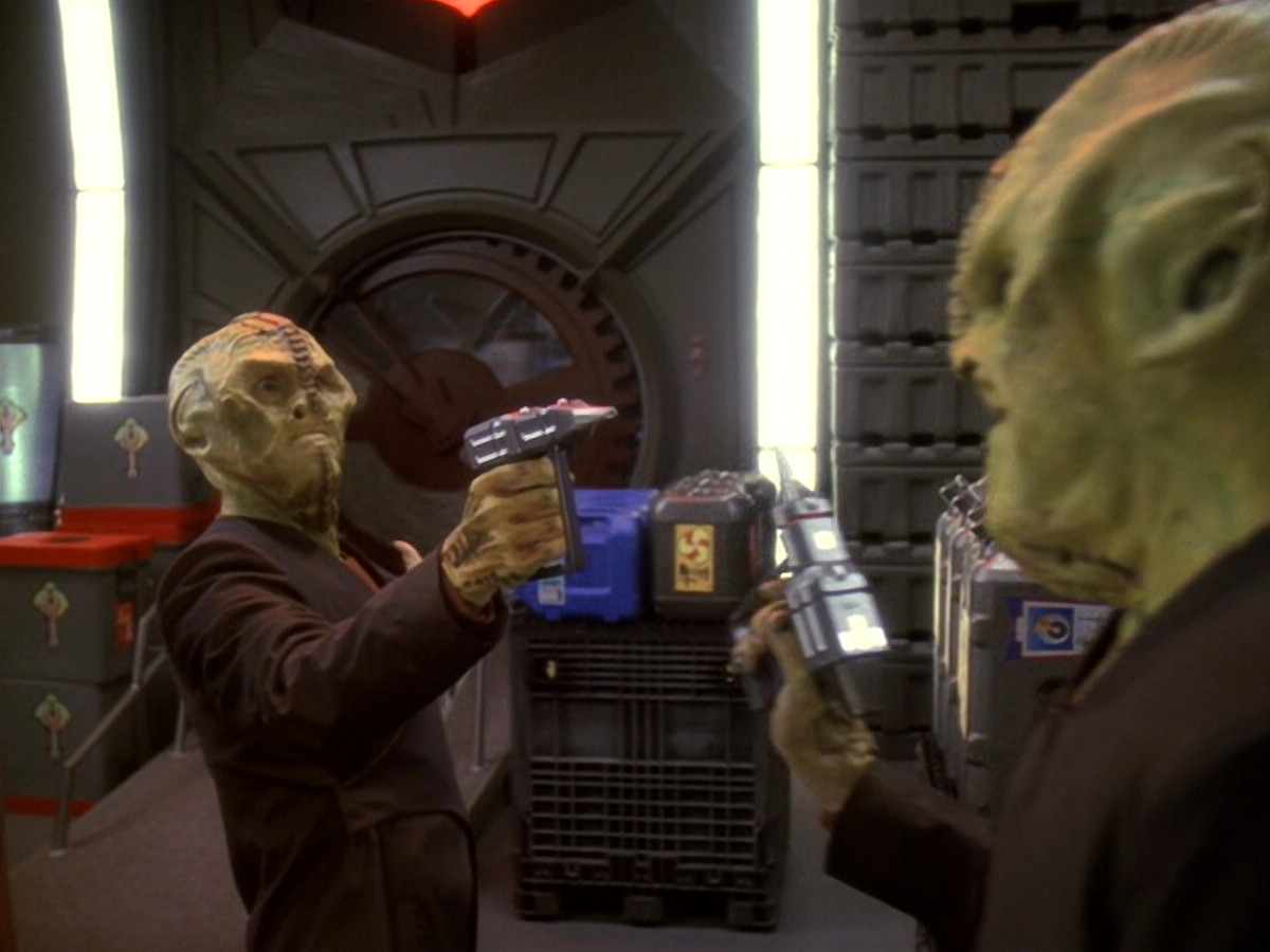 extant_StarTrek_DS9_6x12-Who_MournsForMorn_03308.jpg