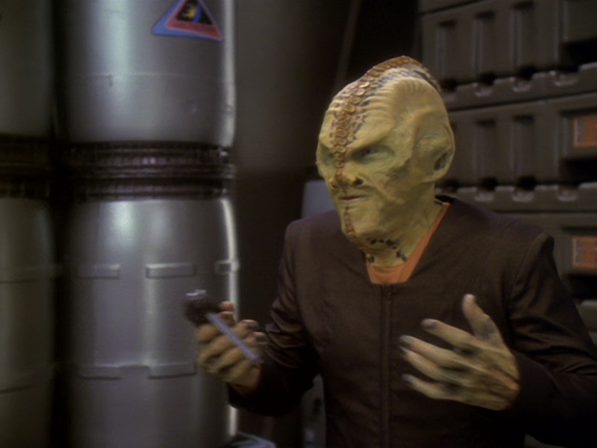 extant_StarTrek_DS9_6x12-Who_MournsForMorn_03315.jpg