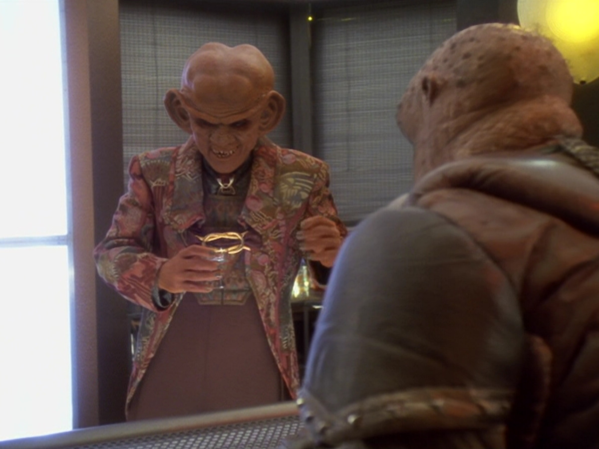 extant_StarTrek_DS9_6x12-Who_MournsForMorn_03713.jpg