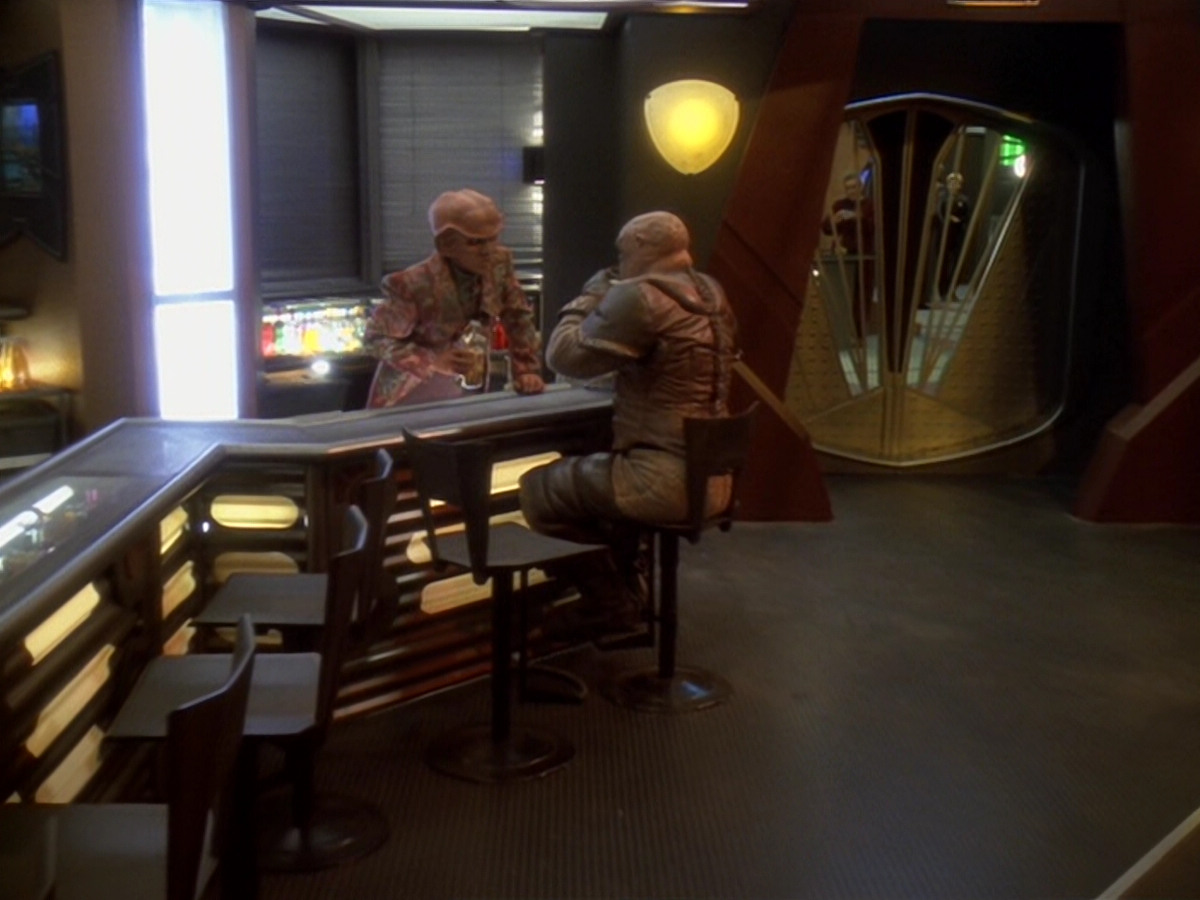 extant_StarTrek_DS9_6x12-Who_MournsForMorn_03745.jpg