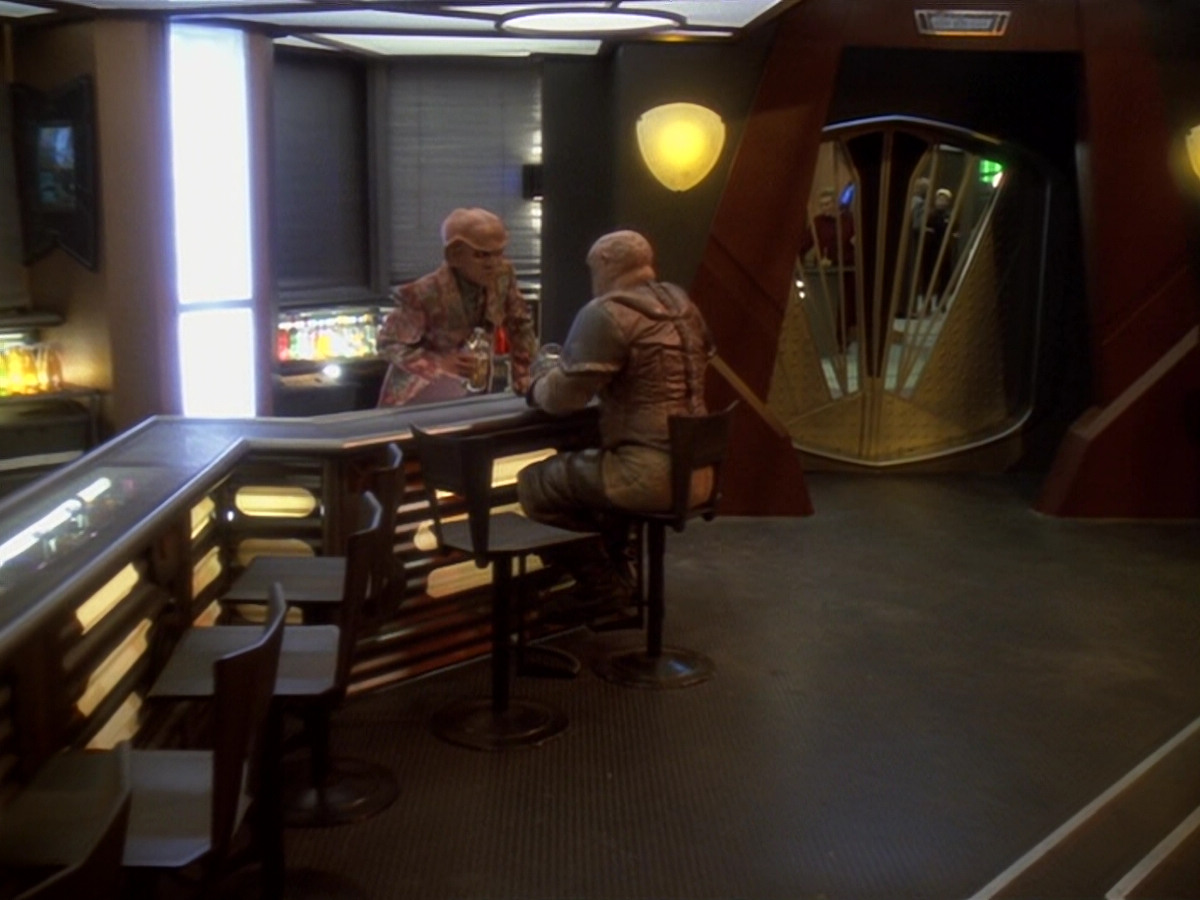 extant_StarTrek_DS9_6x12-Who_MournsForMorn_03747.jpg