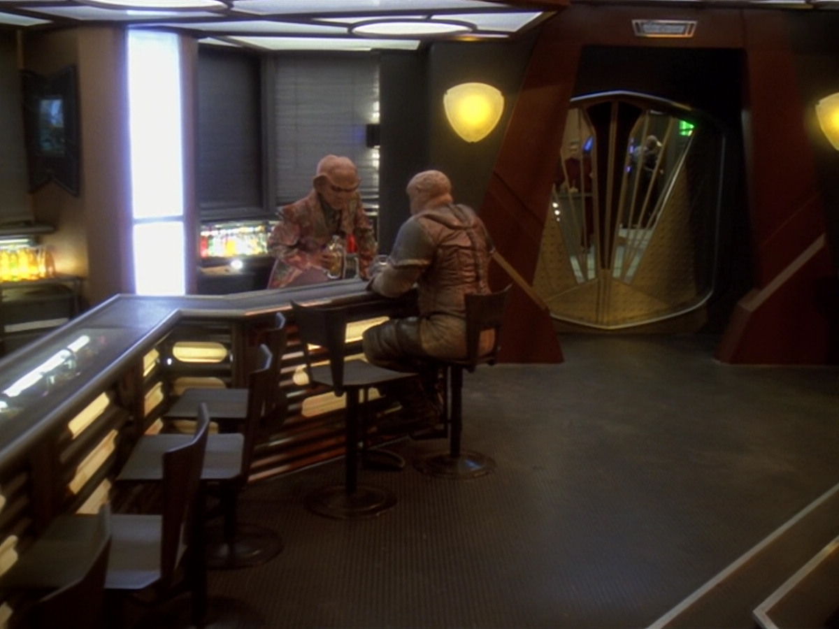 extant_StarTrek_DS9_6x12-Who_MournsForMorn_03748.jpg