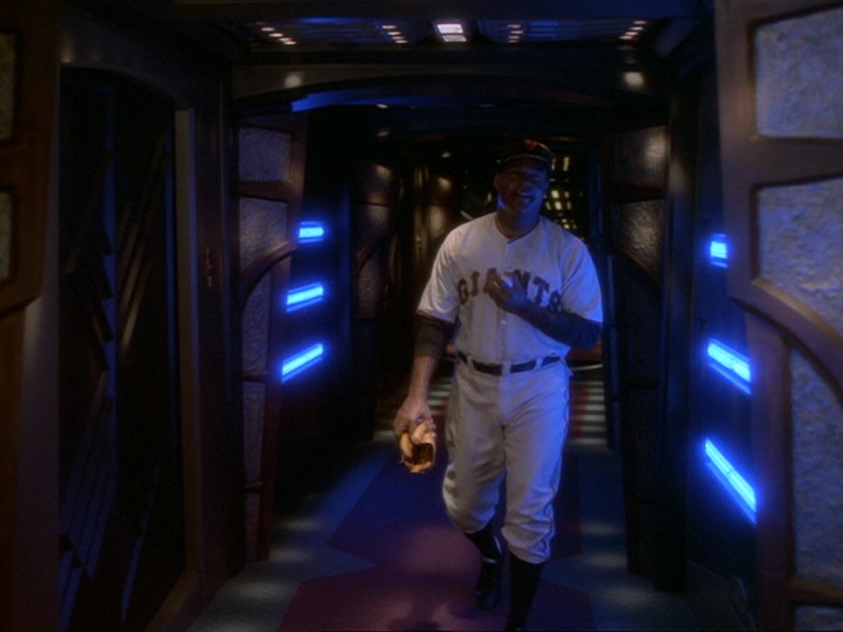 extant_StarTrek_DS9_6x13-FarBeyondTheStars_0376.jpg