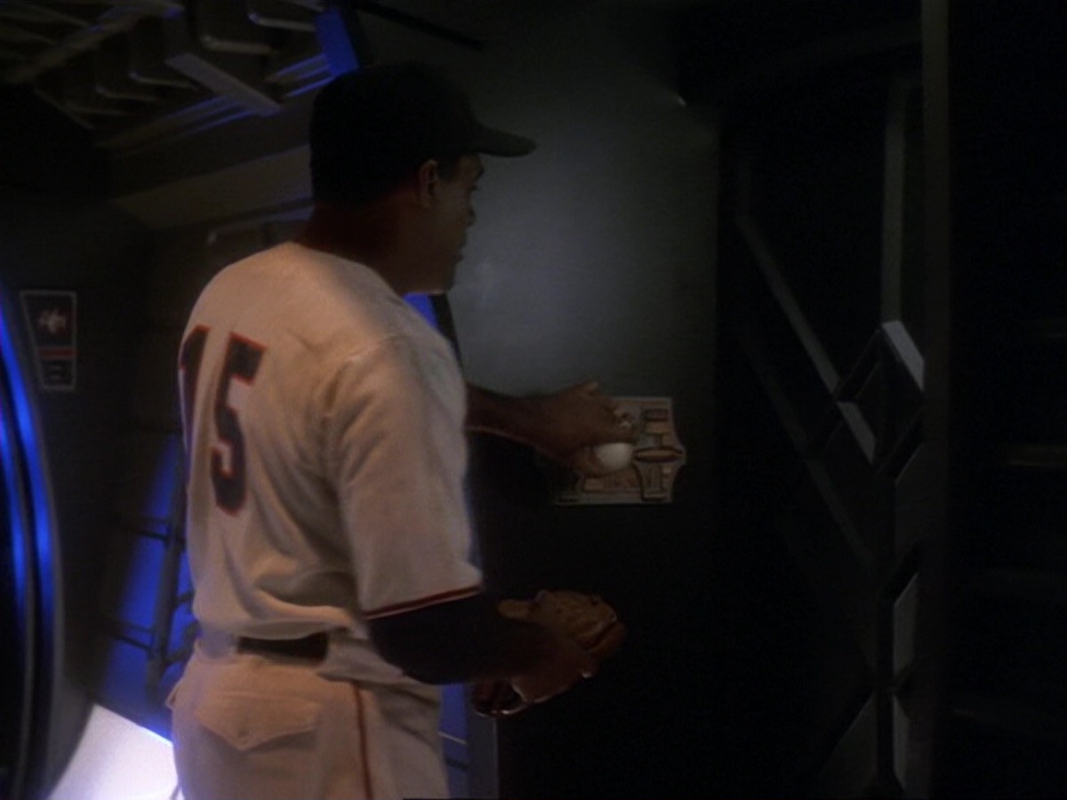 extant_StarTrek_DS9_6x13-FarBeyondTheStars_0387.jpg