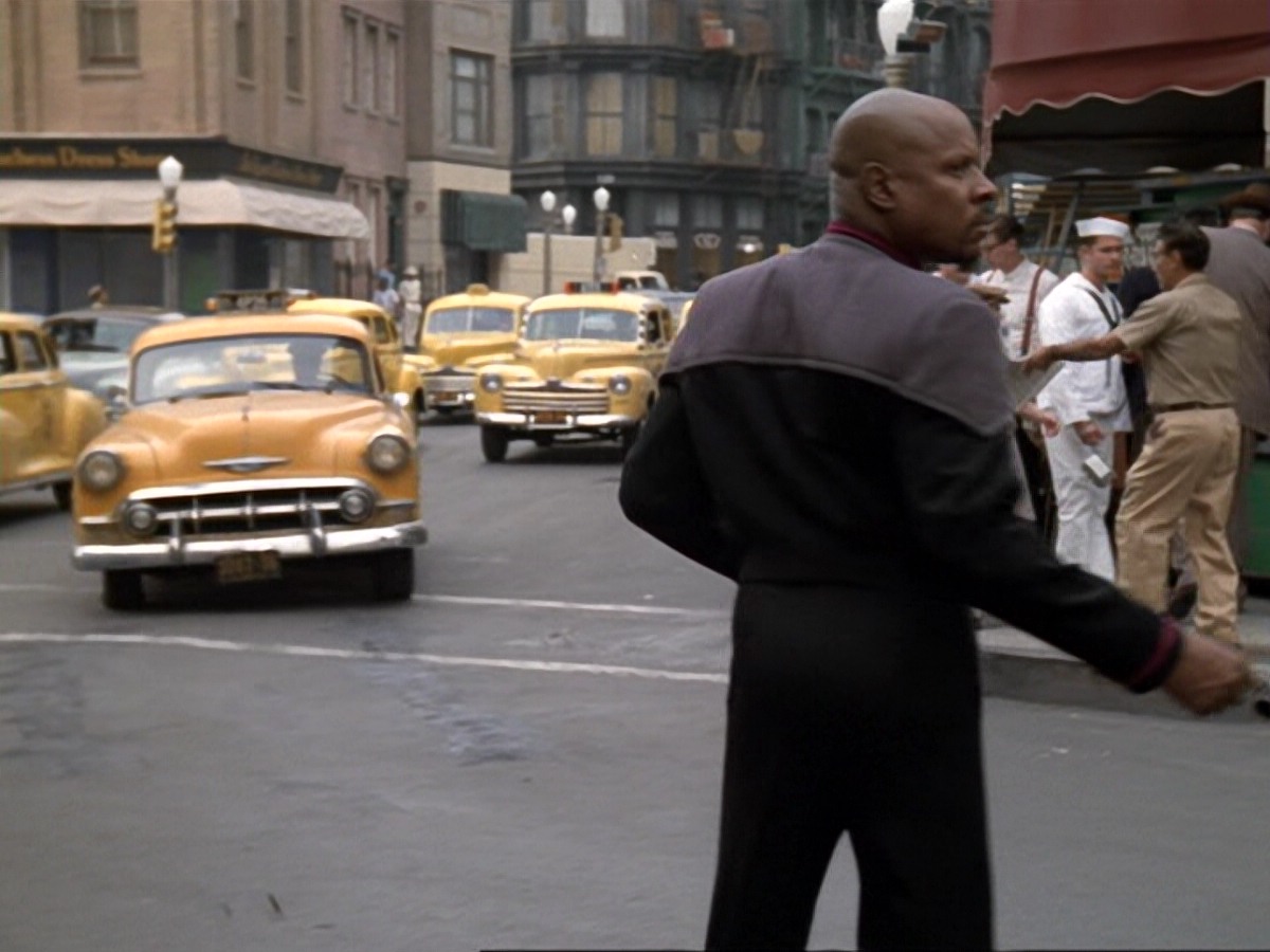 extant_StarTrek_DS9_6x13-FarBeyondTheStars_0425.jpg