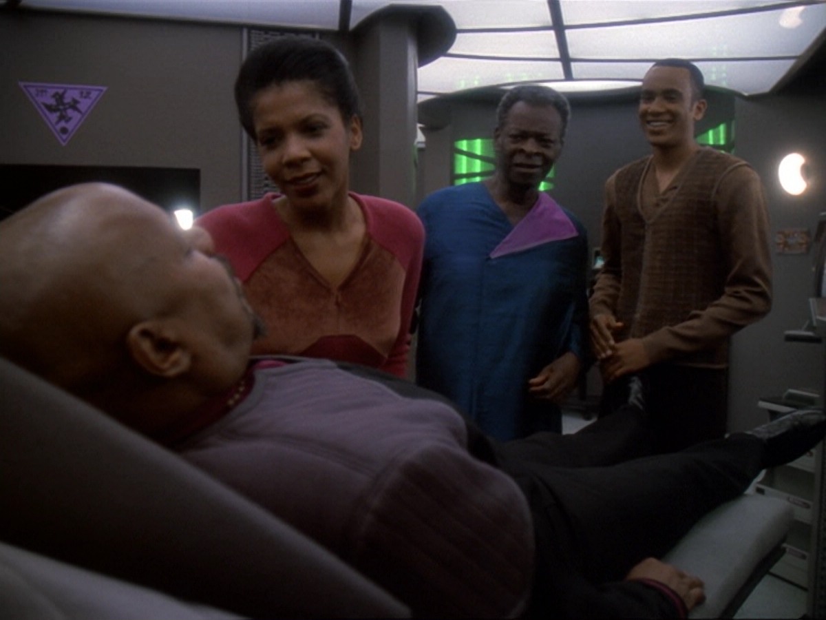 extant_StarTrek_DS9_6x13-FarBeyondTheStars_0469.jpg