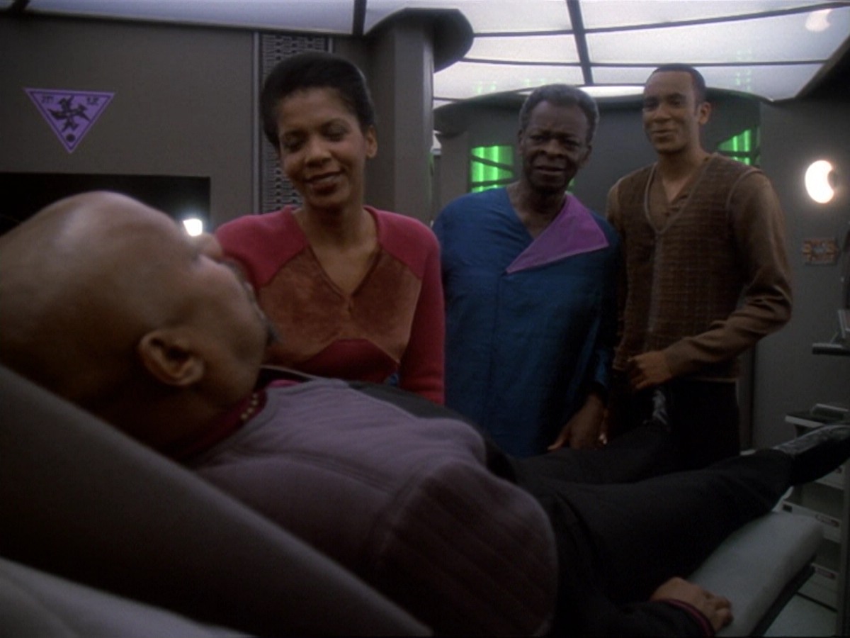 extant_StarTrek_DS9_6x13-FarBeyondTheStars_0471.jpg