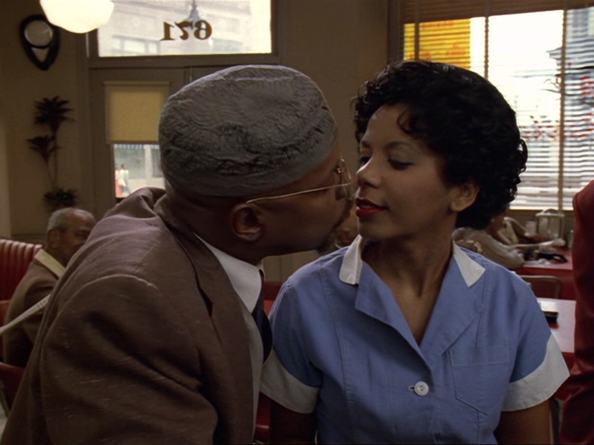 extant_StarTrek_DS9_6x13-FarBeyondTheStars_1913.jpg