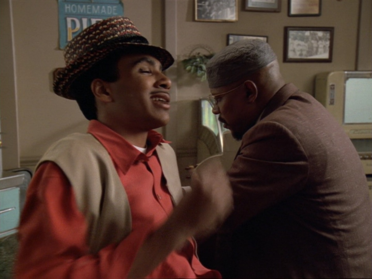 extant_StarTrek_DS9_6x13-FarBeyondTheStars_2053.jpg