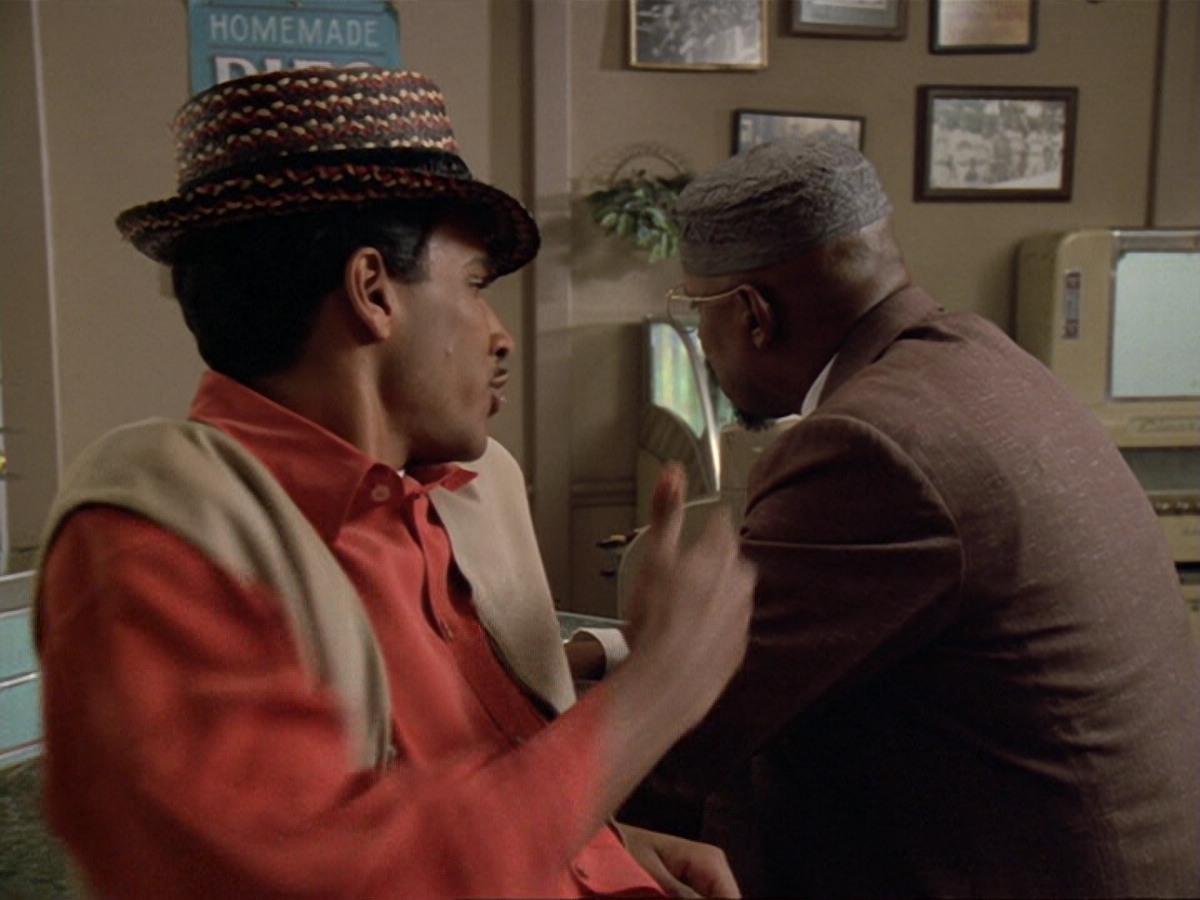 extant_StarTrek_DS9_6x13-FarBeyondTheStars_2057.jpg
