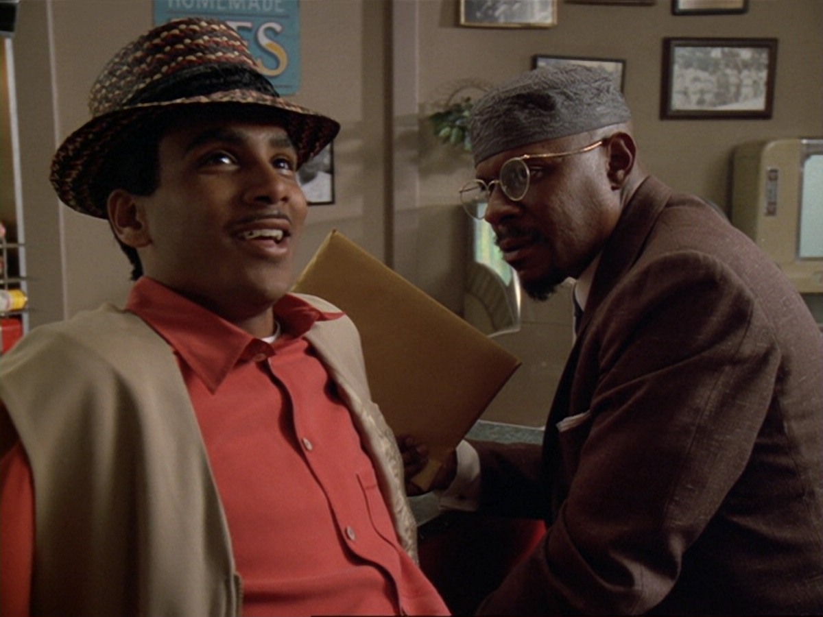 extant_StarTrek_DS9_6x13-FarBeyondTheStars_2083.jpg