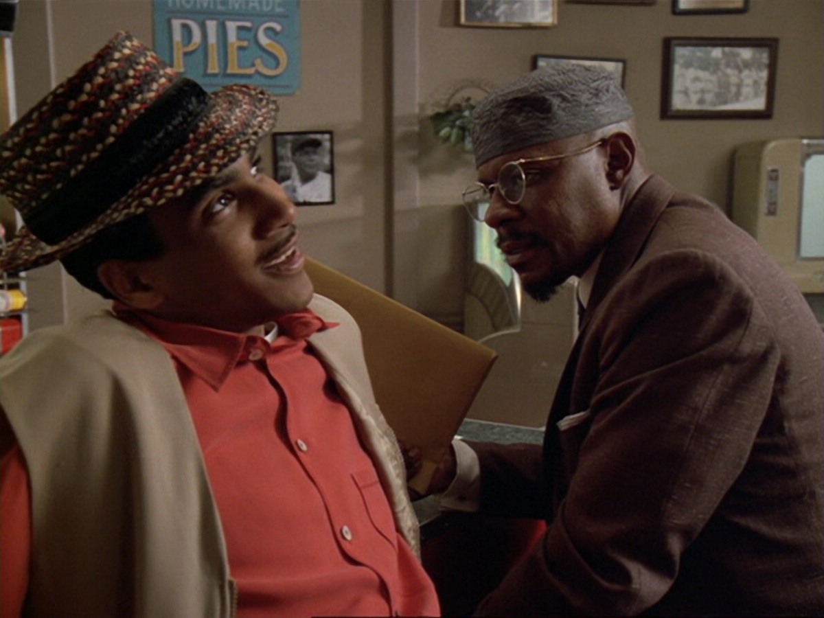 extant_StarTrek_DS9_6x13-FarBeyondTheStars_2087.jpg