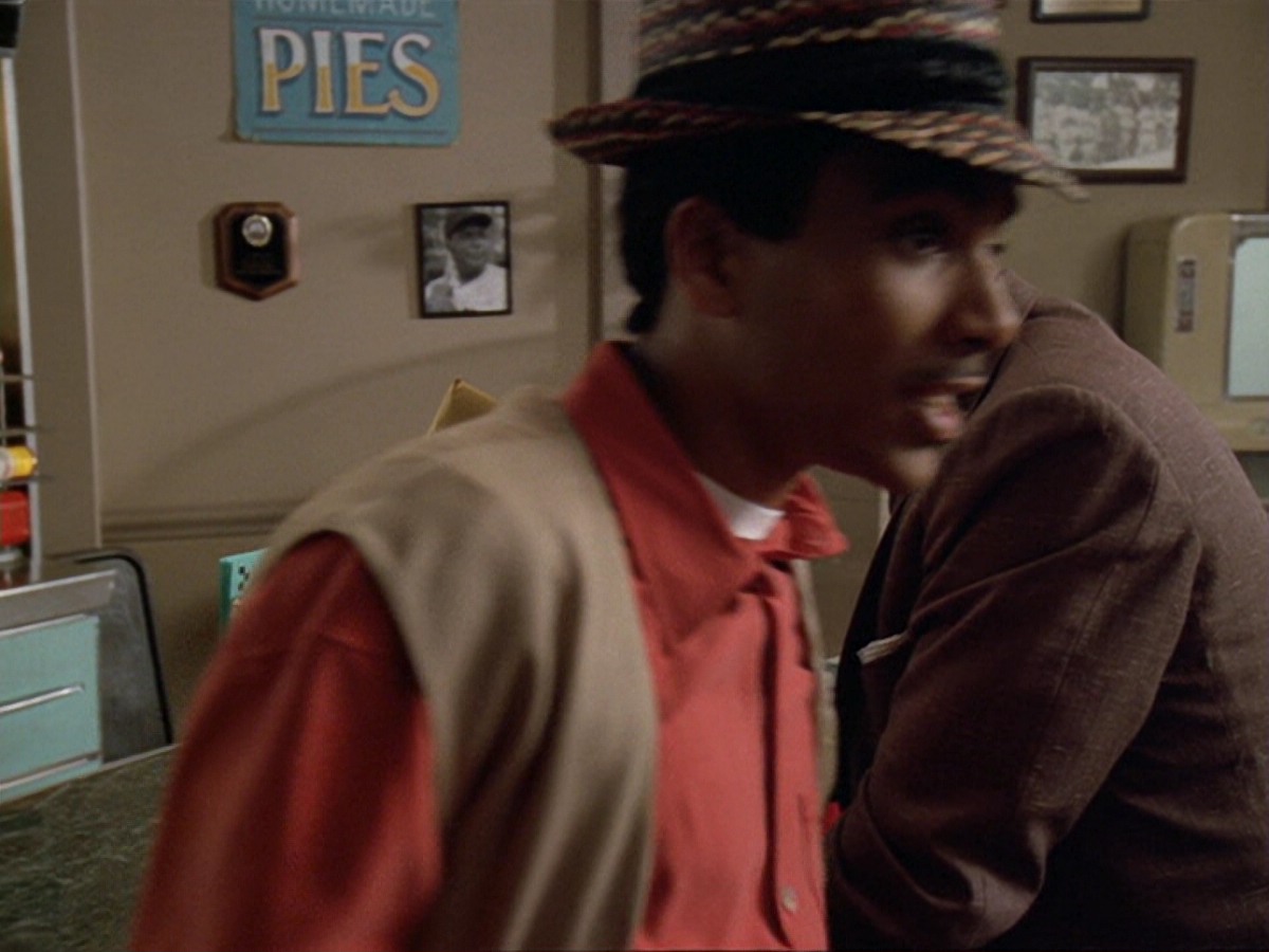 extant_StarTrek_DS9_6x13-FarBeyondTheStars_2092.jpg