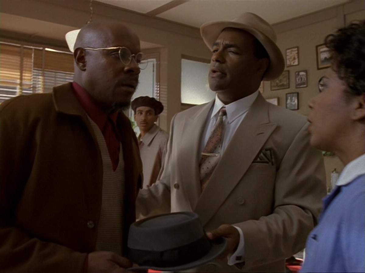 extant_StarTrek_DS9_6x13-FarBeyondTheStars_2621.jpg