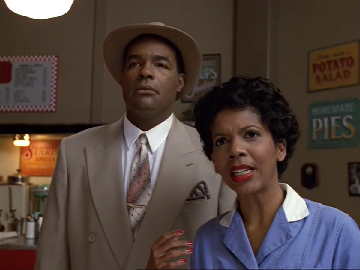 extant_StarTrek_DS9_6x13-FarBeyondTheStars_2634.jpg
