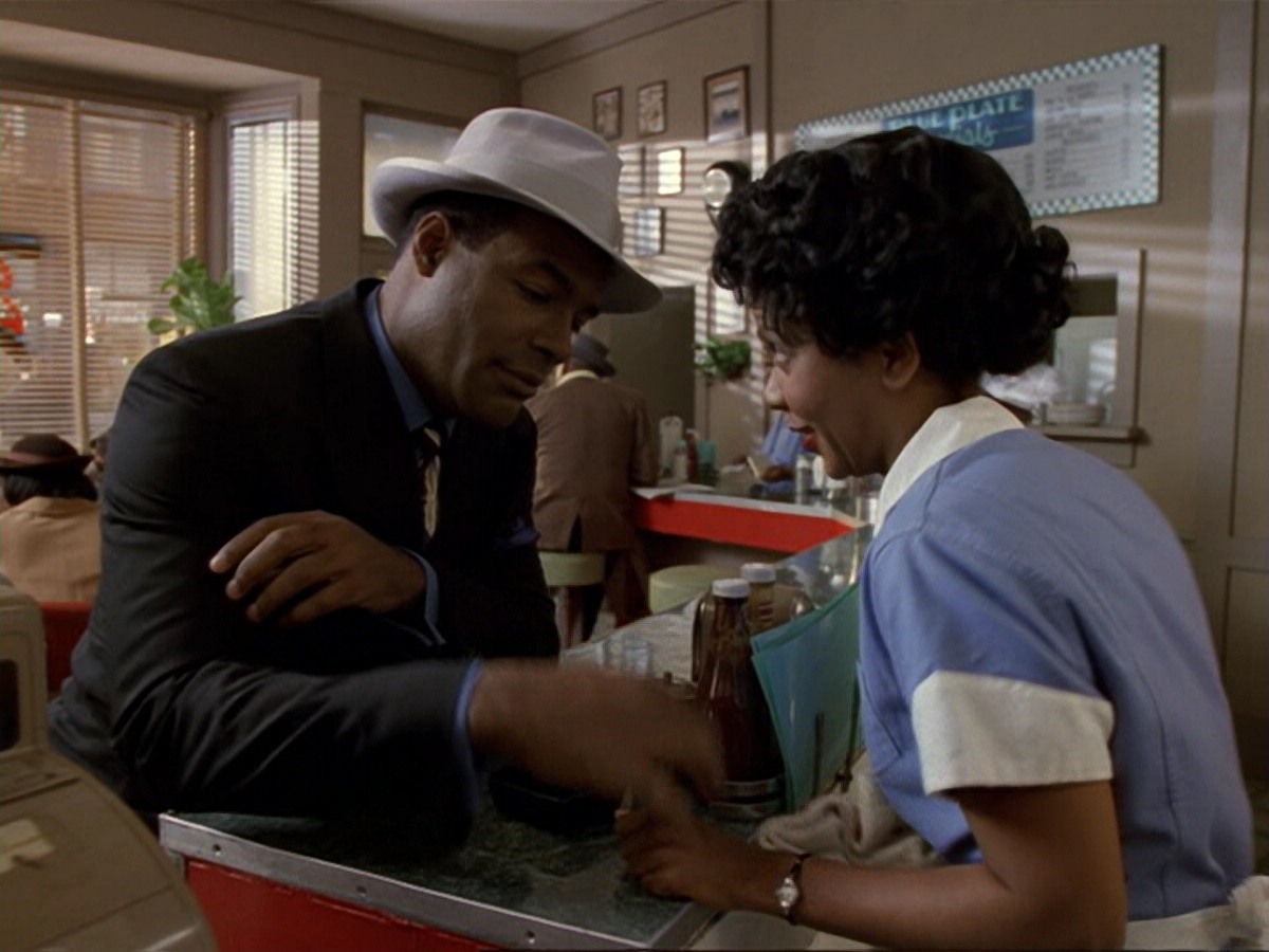 extant_StarTrek_DS9_6x13-FarBeyondTheStars_3221.jpg