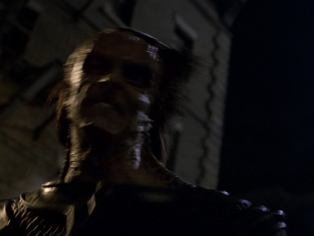 extant_StarTrek_DS9_6x13-FarBeyondTheStars_3530.jpg