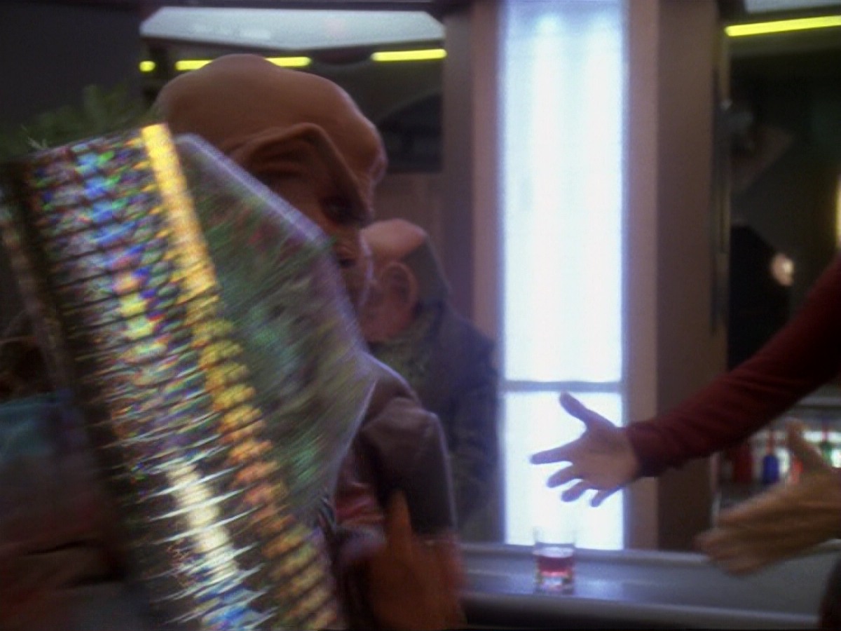 extant_StarTrek_DS9_6x17-WrongsDarkerThanDeathOrNight_0111.jpg