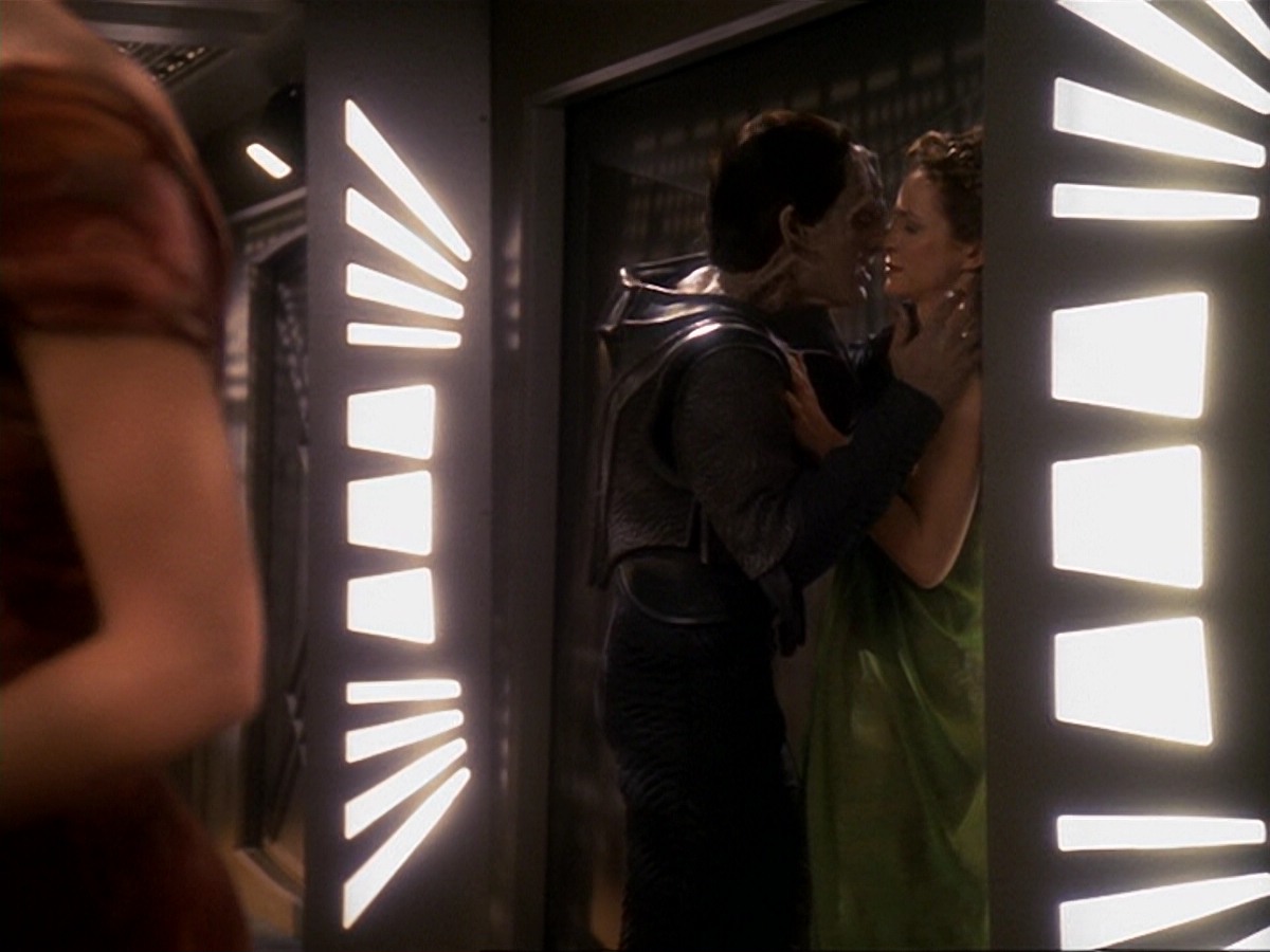 extant_StarTrek_DS9_6x17-WrongsDarkerThanDeathOrNight_2657.jpg