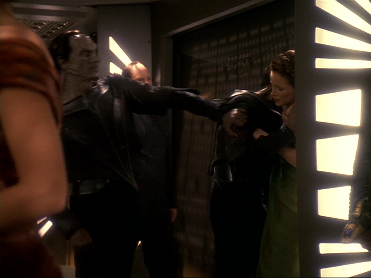 extant_StarTrek_DS9_6x17-WrongsDarkerThanDeathOrNight_2733.jpg
