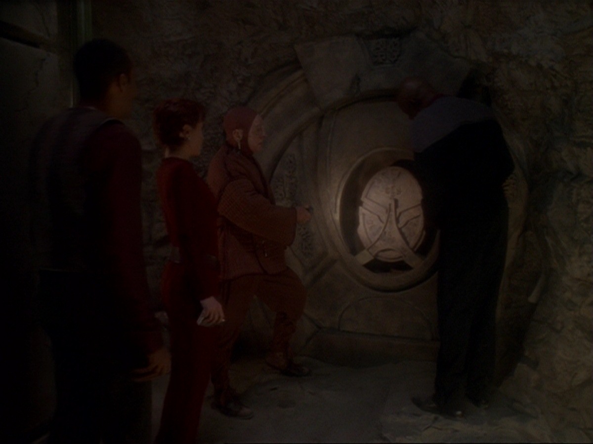 extant_StarTrek_DS9_6x21-TheReckoning_0328.jpg