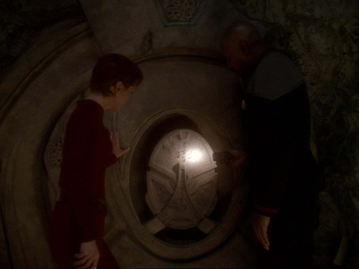 extant_StarTrek_DS9_6x21-TheReckoning_0401.jpg