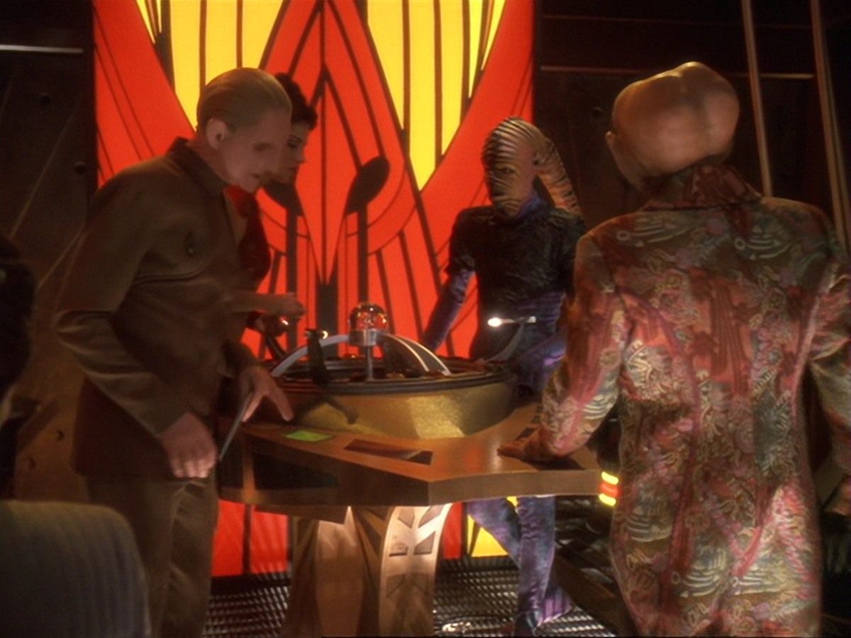 extant_StarTrek_DS9_6x25-TheSoundOfHerVoice_0086.jpg
