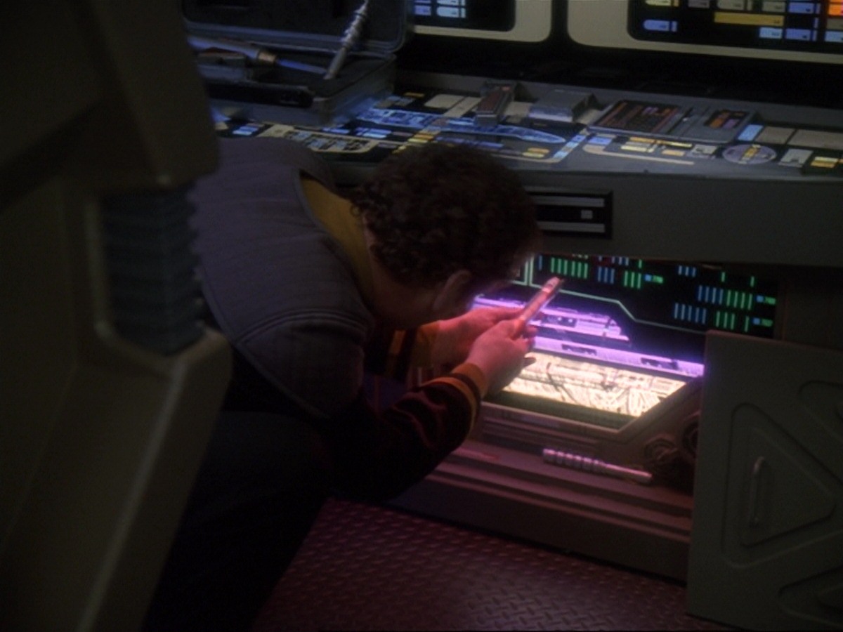extant_StarTrek_DS9_6x25-TheSoundOfHerVoice_0564.jpg