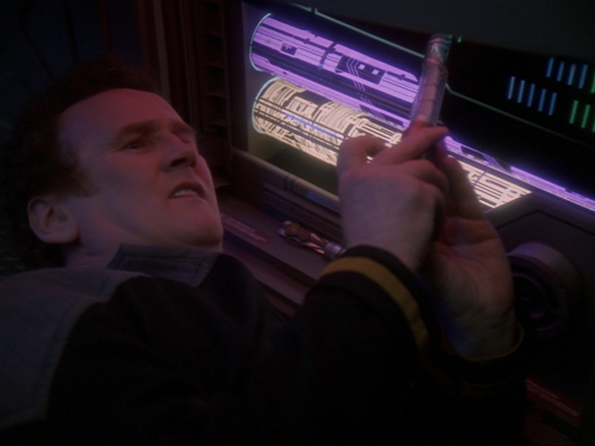 extant_StarTrek_DS9_6x25-TheSoundOfHerVoice_0989.jpg