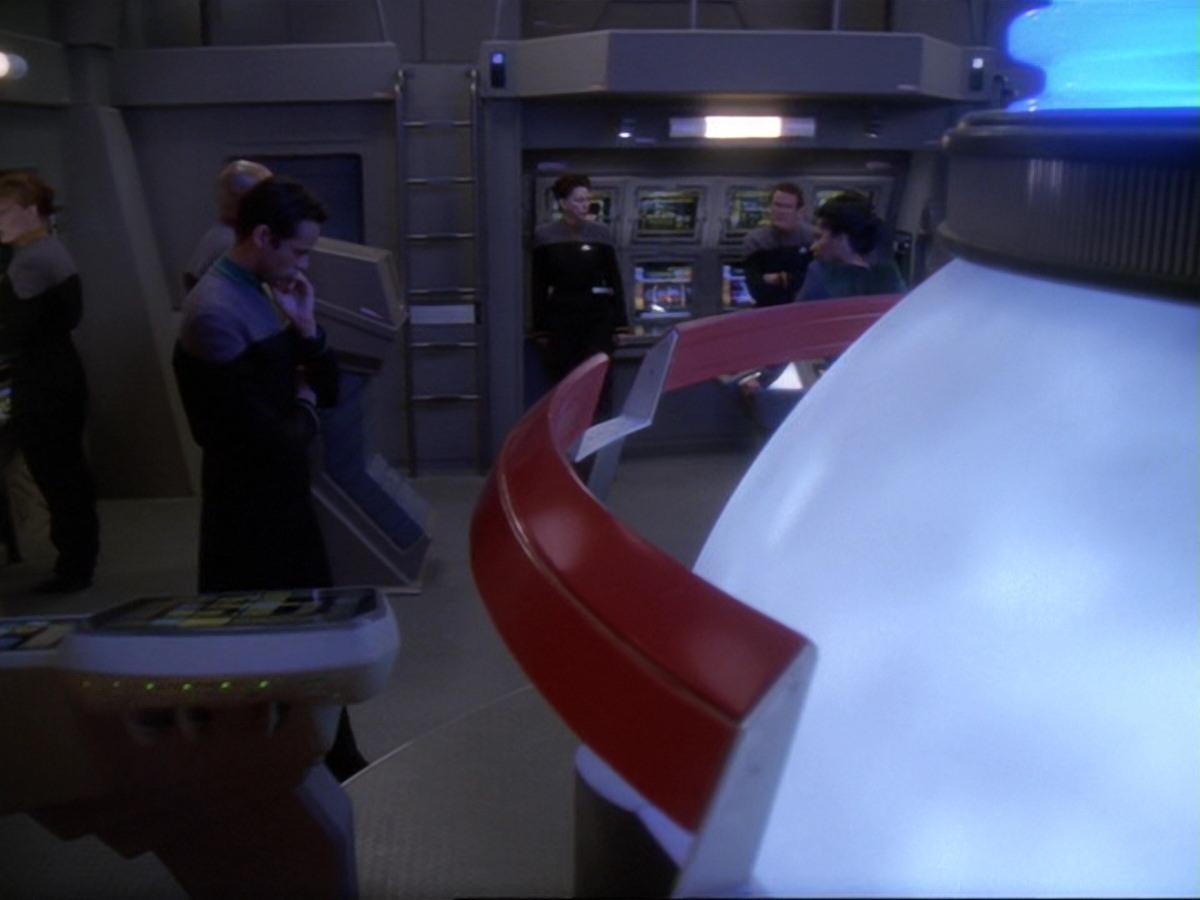 extant_StarTrek_DS9_6x25-TheSoundOfHerVoice_1049.jpg