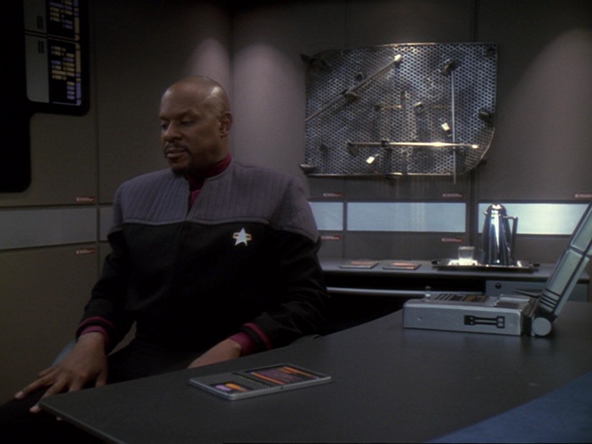 extant_StarTrek_DS9_6x25-TheSoundOfHerVoice_1339.jpg