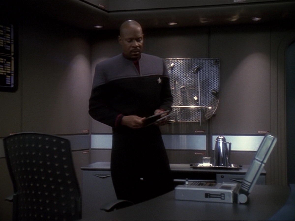 extant_StarTrek_DS9_6x25-TheSoundOfHerVoice_1382.jpg